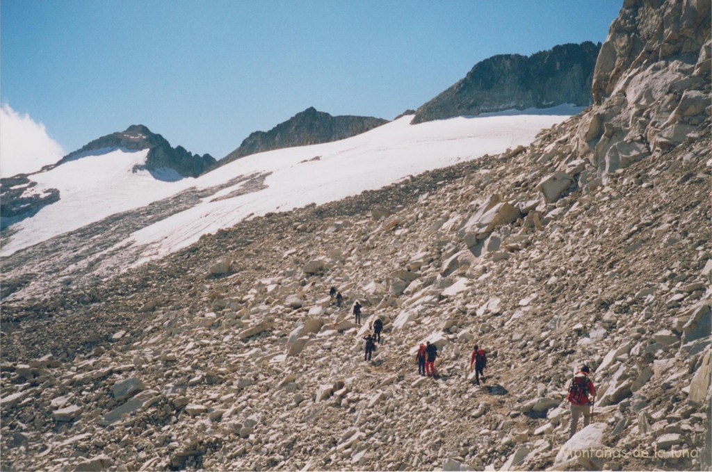 Bajando del Portillón Superior hacia el Glaciar del Aneto, delante de izquierda a derecha: Aneto, Pico de Coronas y Pico de Enmedio